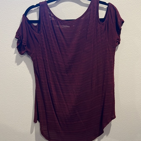 Rock and republic cold shoulder T-shirt. Size large - Picture 3 of 3